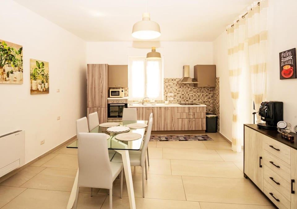 Kitchen or kitchenette, Dining area, minibar, kitchen