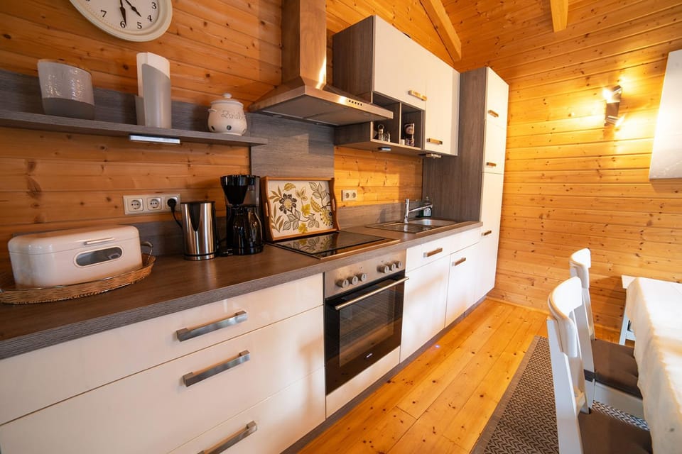 Coffee/tea facilities, Kitchen or kitchenette, Dining area, dishwasher, oven, stove, toaster