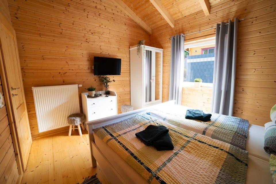 Bed, TV and multimedia, Bedroom