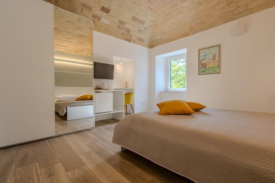 Bed, TV and multimedia, Photo of the whole room, Bedroom