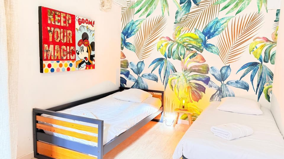 Photo of the whole room, Bedroom