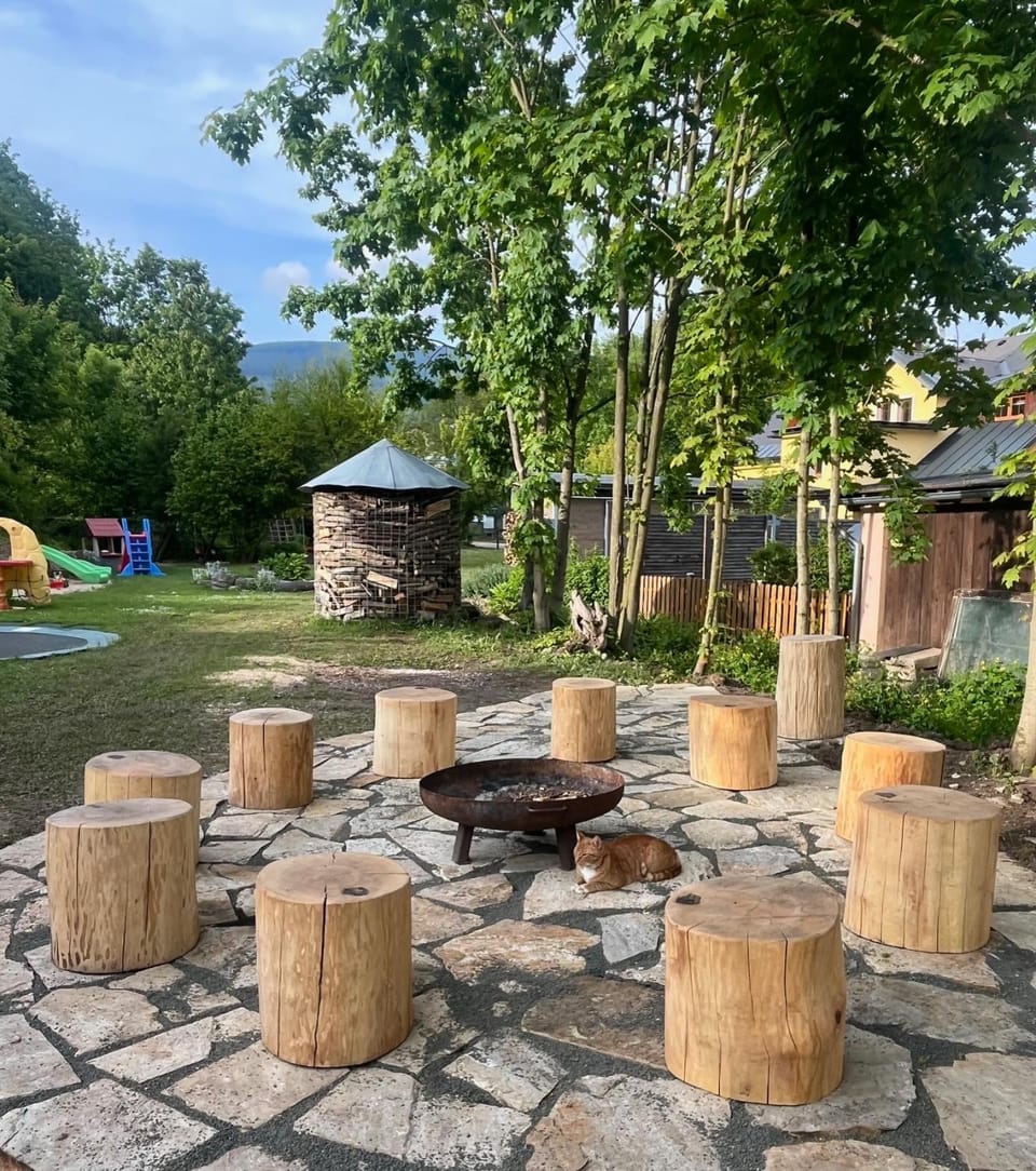 Property building, BBQ facilities, Evening entertainment