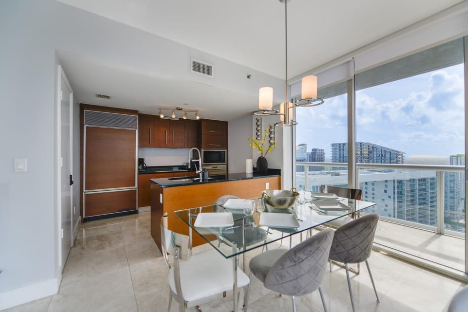 View (from property/room), Kitchen or kitchenette, Seating area, Dining area