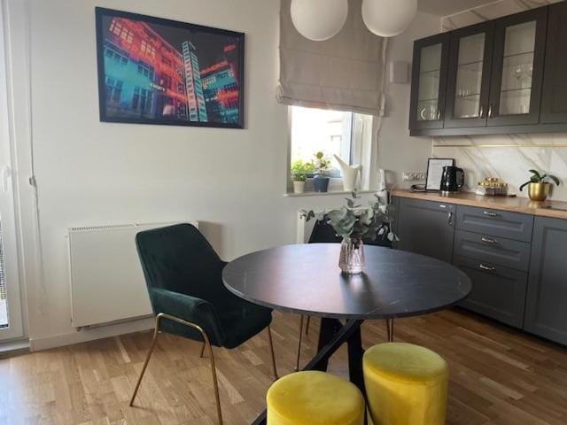 Coffee/tea facilities, Kitchen or kitchenette, Dining area, stove