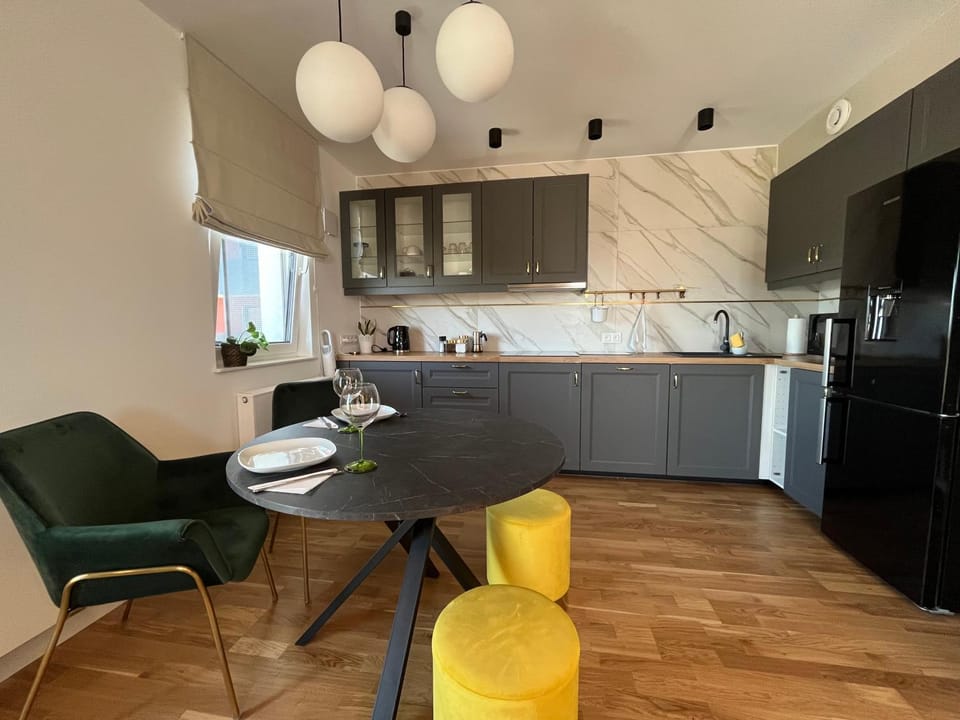 Kitchen or kitchenette, Dining area, stove