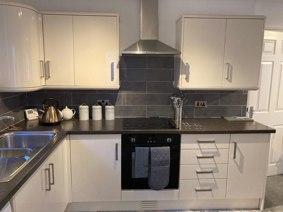 Coffee/tea facilities, Kitchen or kitchenette, stove, toaster