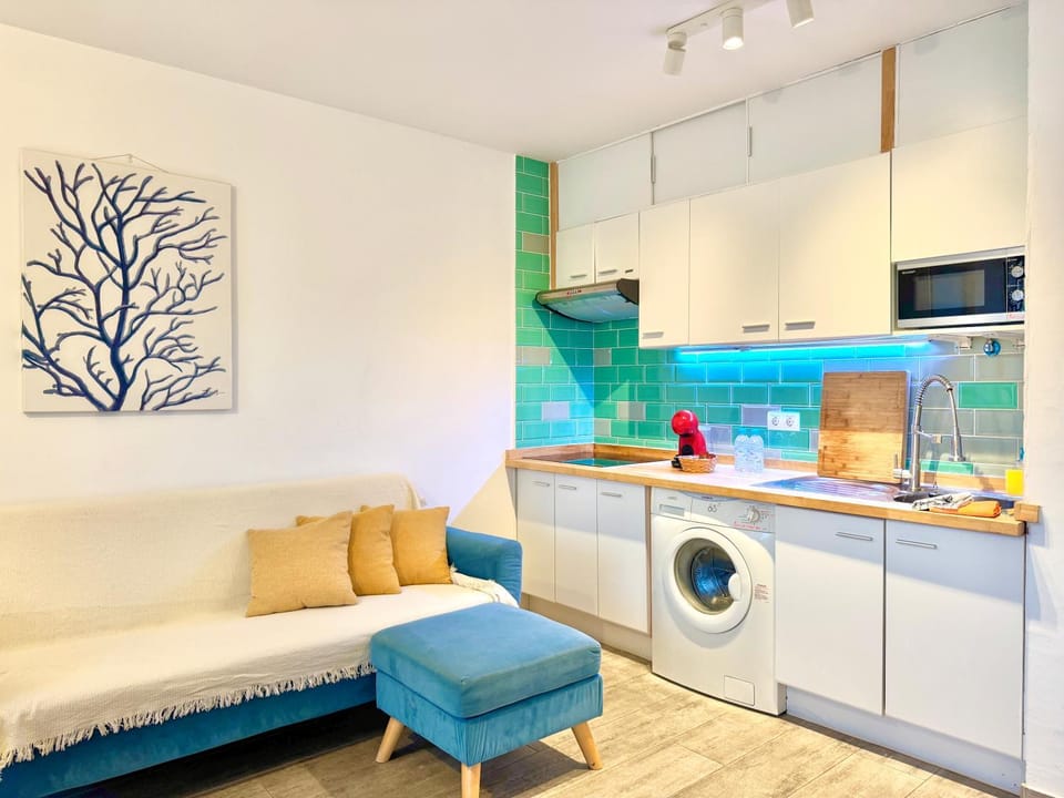 Kitchen or kitchenette, Living room, stove, washing machine