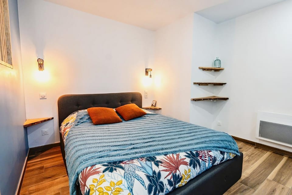 Bed, Photo of the whole room, Decorative detail, Bedroom