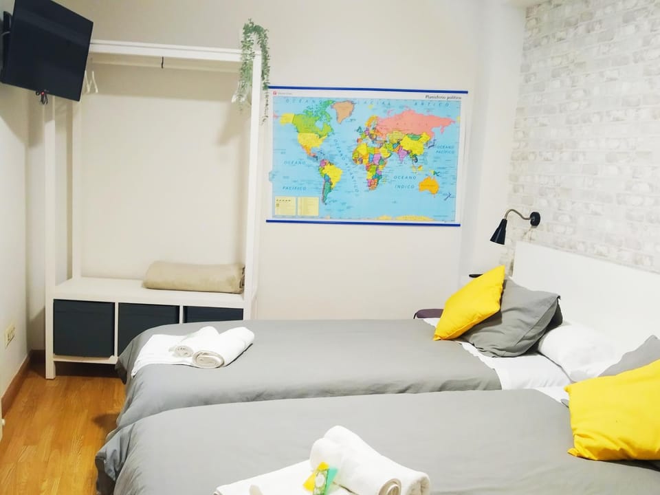 Bed, TV and multimedia, Photo of the whole room, Bedroom