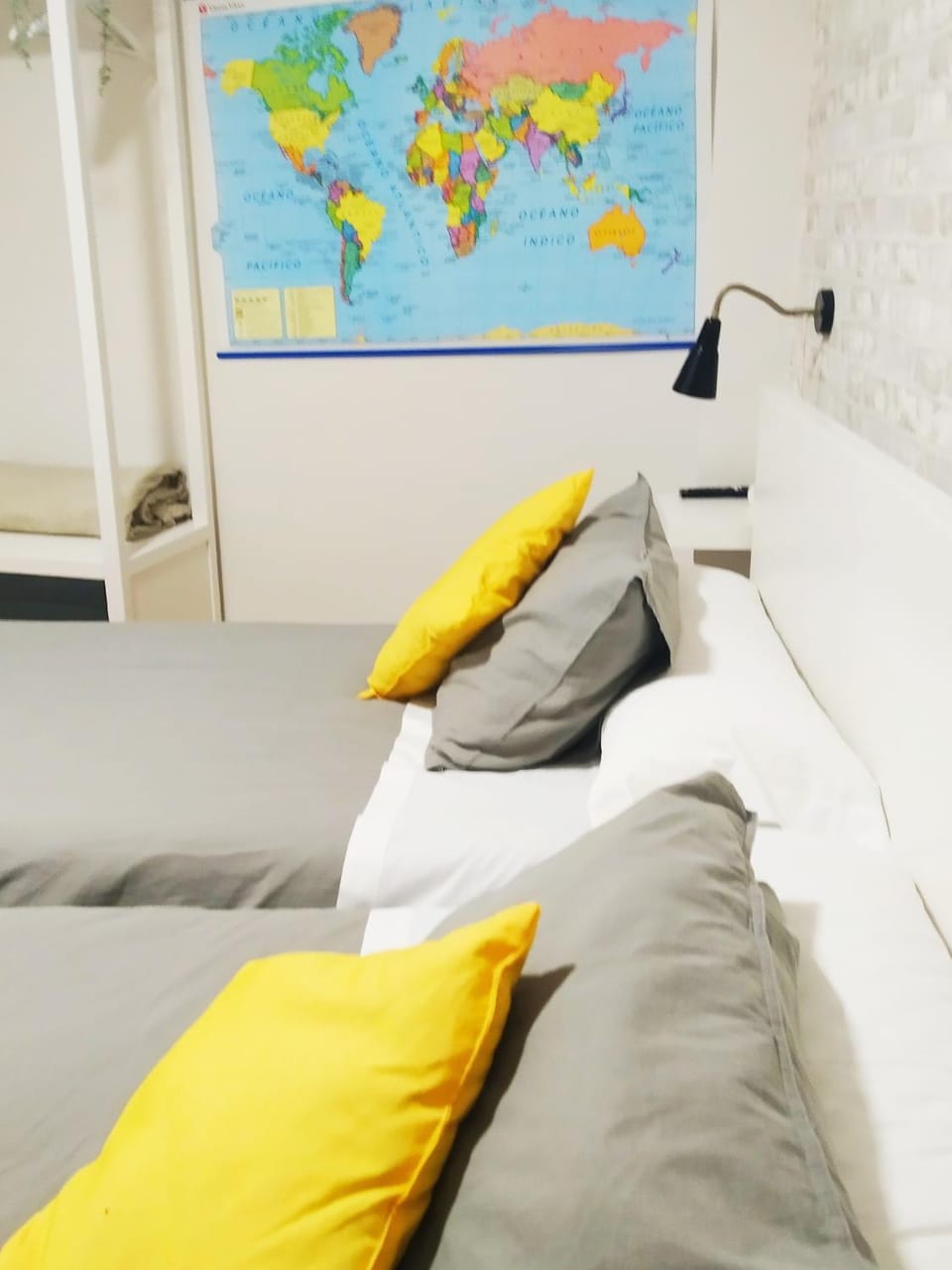 Bed, TV and multimedia, Photo of the whole room, Bedroom