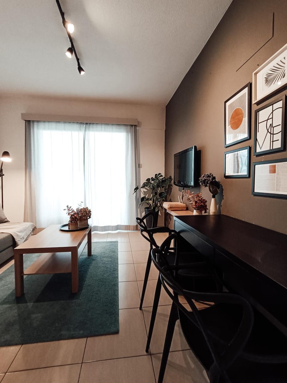 Communal lounge/ TV room, TV and multimedia, Living room, Seating area, Dining area