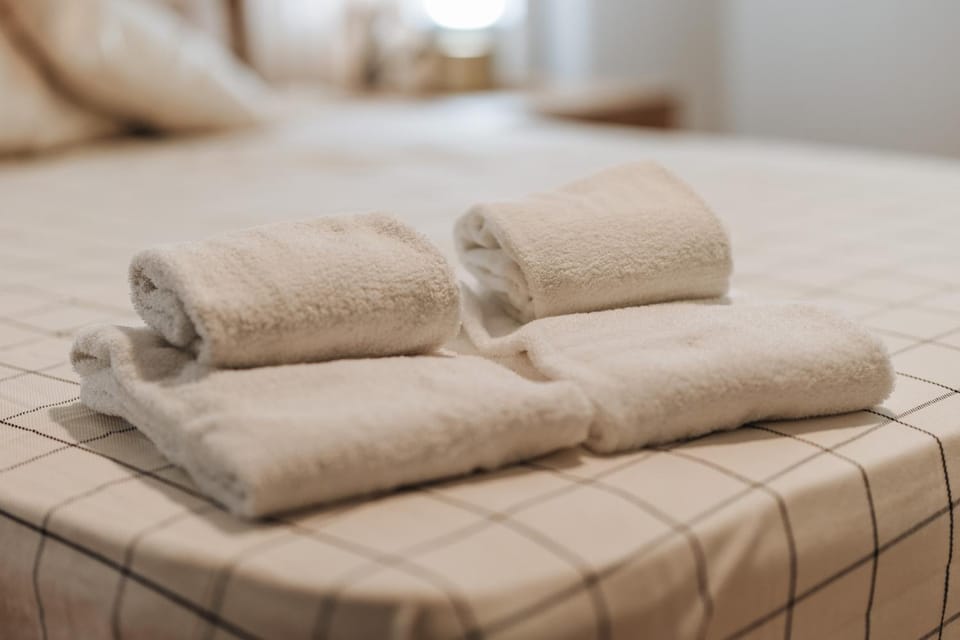 Bed, towels
