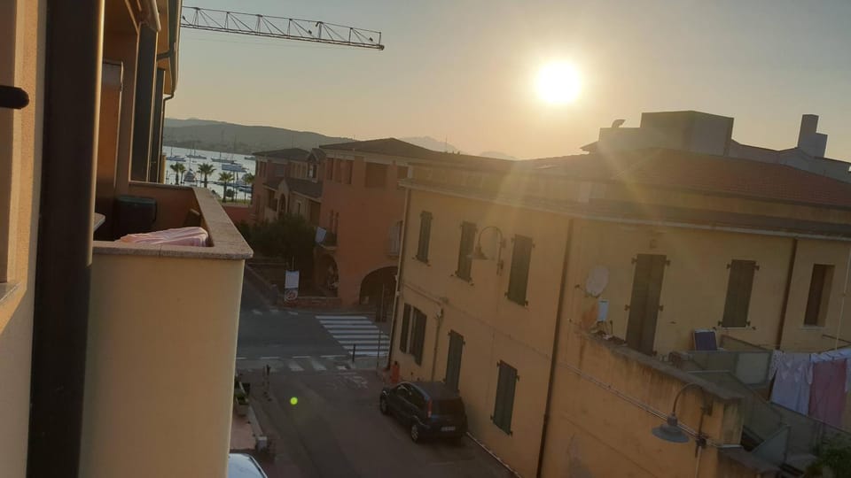 Capo Figari 15, Appartamento spazioso nel centro di Golfo Aranci con terrazza, Wi-Fi, parcheggio gratuito Apartment in Golfo Aranci