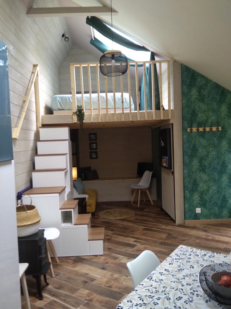 Bed, Living room, Photo of the whole room