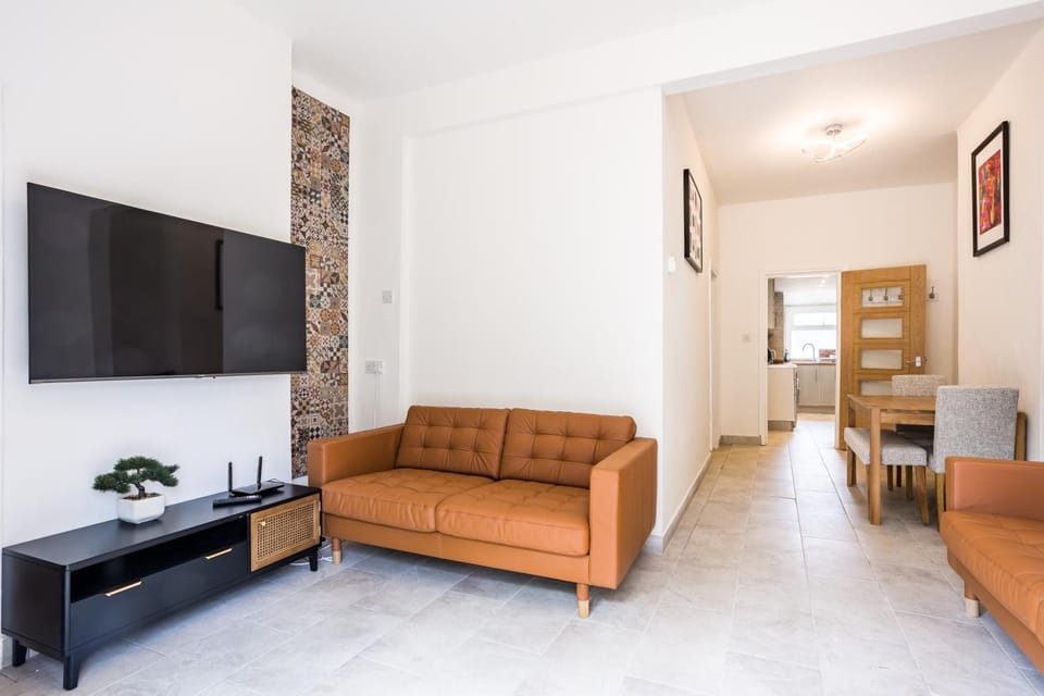 4 bedroom house with Garden, Parking & 3 mins Walking Distance from Train Station House in London