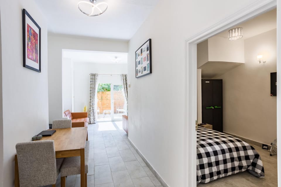 4 bedroom house with Garden, Parking & 3 mins Walking Distance from Train Station House in London