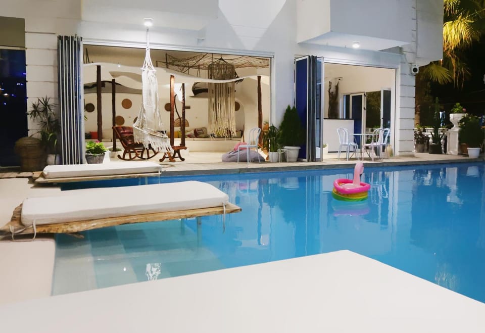 Pool view, Swimming pool, sunbed