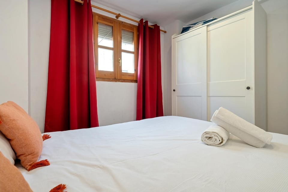 Bed, Photo of the whole room, Bedroom, towels, wardrobe