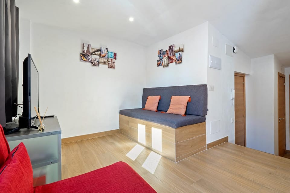 Communal lounge/ TV room, TV and multimedia, Living room, Seating area, Evening entertainment