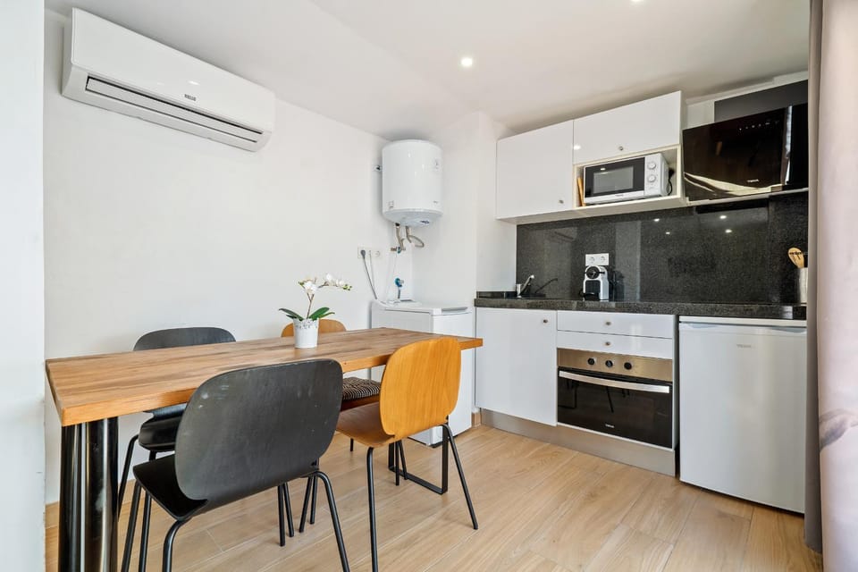 Kitchen or kitchenette, Living room, Seating area, Dining area, minibar, oven, stove
