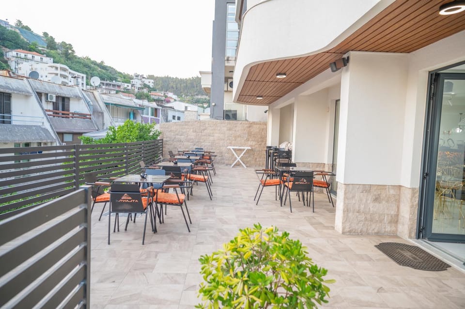 Property building, Patio, Restaurant/places to eat