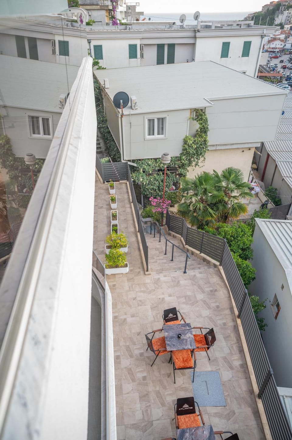 Property building, Balcony/Terrace, Location