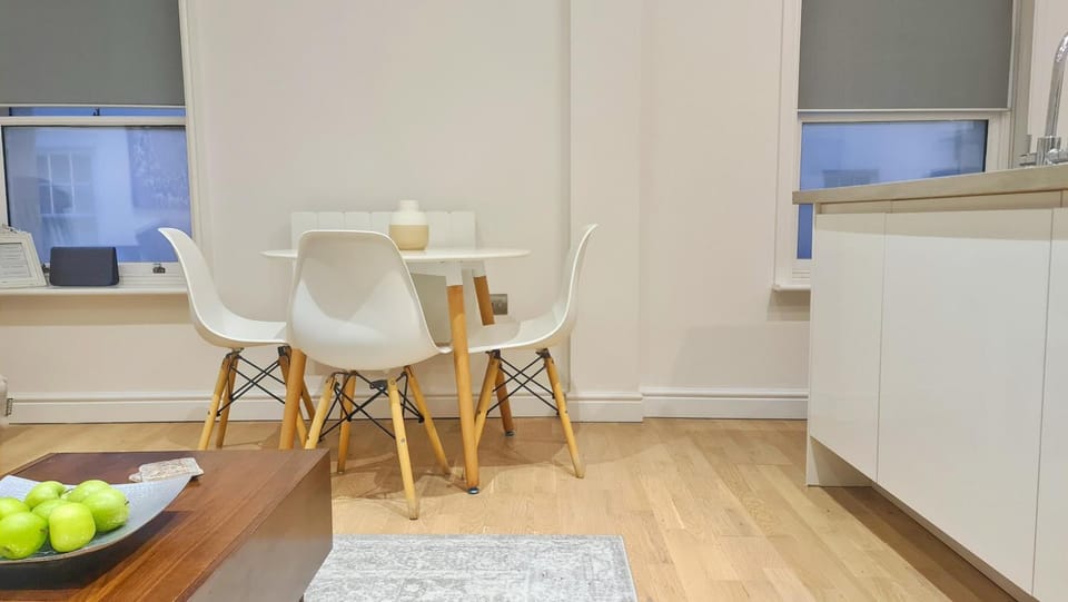 Modern & Central, Perfect Beach Getaway- 2min Walk House in Hove