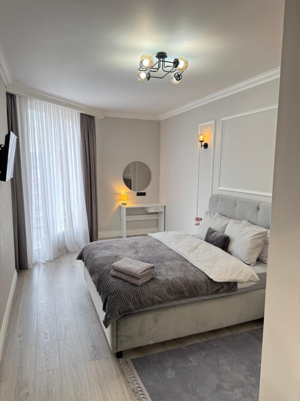 Bed, TV and multimedia, Bedroom