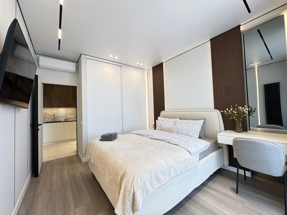 Bed, TV and multimedia, Photo of the whole room, wardrobe