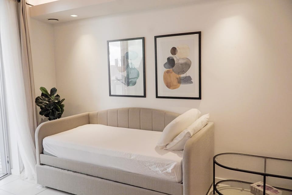 High Floor Modern 1BR Stunning Views Balcony Portable AC Free Parking Apartment in London