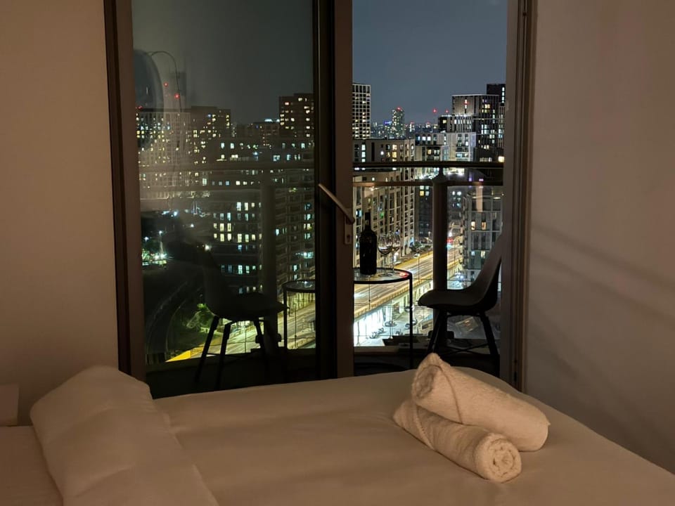 High Floor Modern 1BR Stunning Views Balcony Portable AC Free Parking Apartment in London