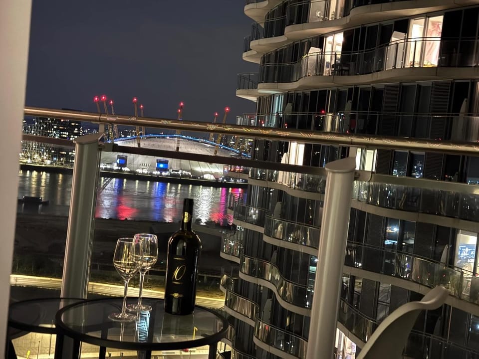 High Floor Modern 1BR Stunning Views Balcony Portable AC Free Parking Apartment in London