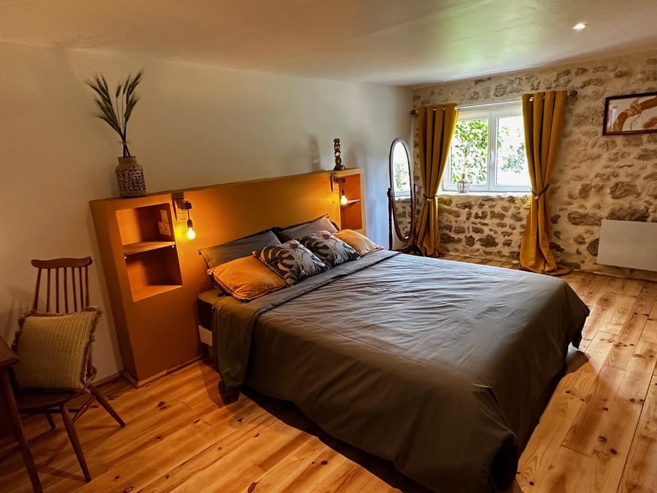 Photo of the whole room, Bedroom