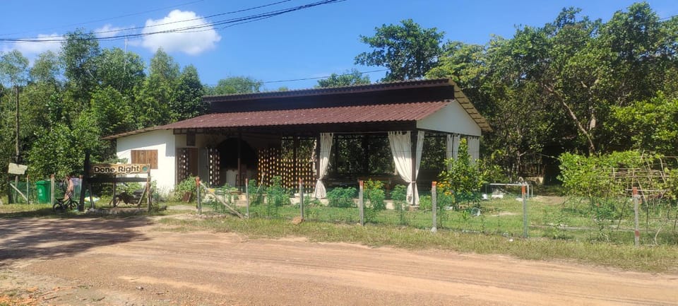 Property building, Facade/entrance, Garden
