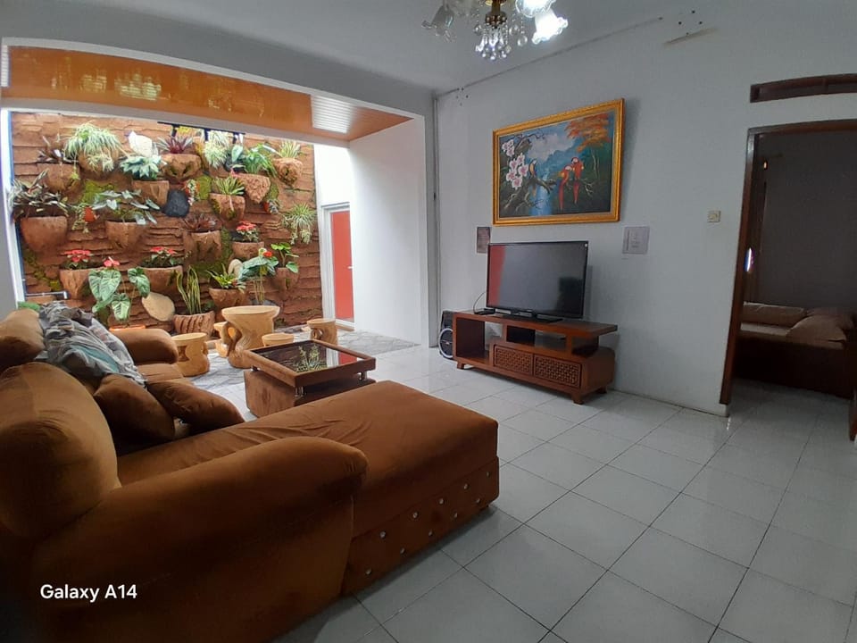 Communal lounge/ TV room, TV and multimedia, Living room, Seating area, Evening entertainment