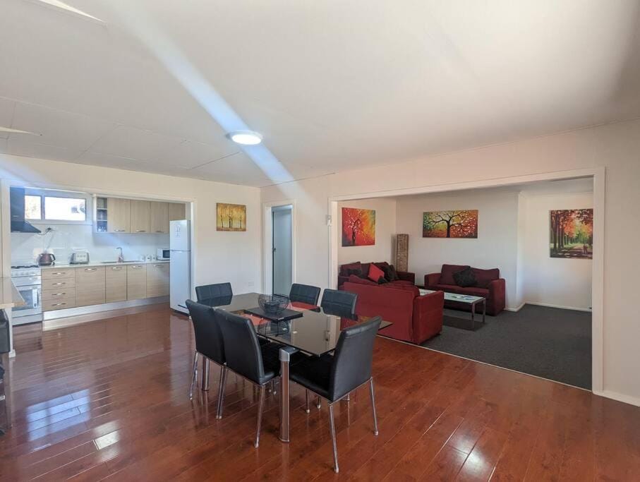 Kitchen or kitchenette, Living room, Seating area, Dining area