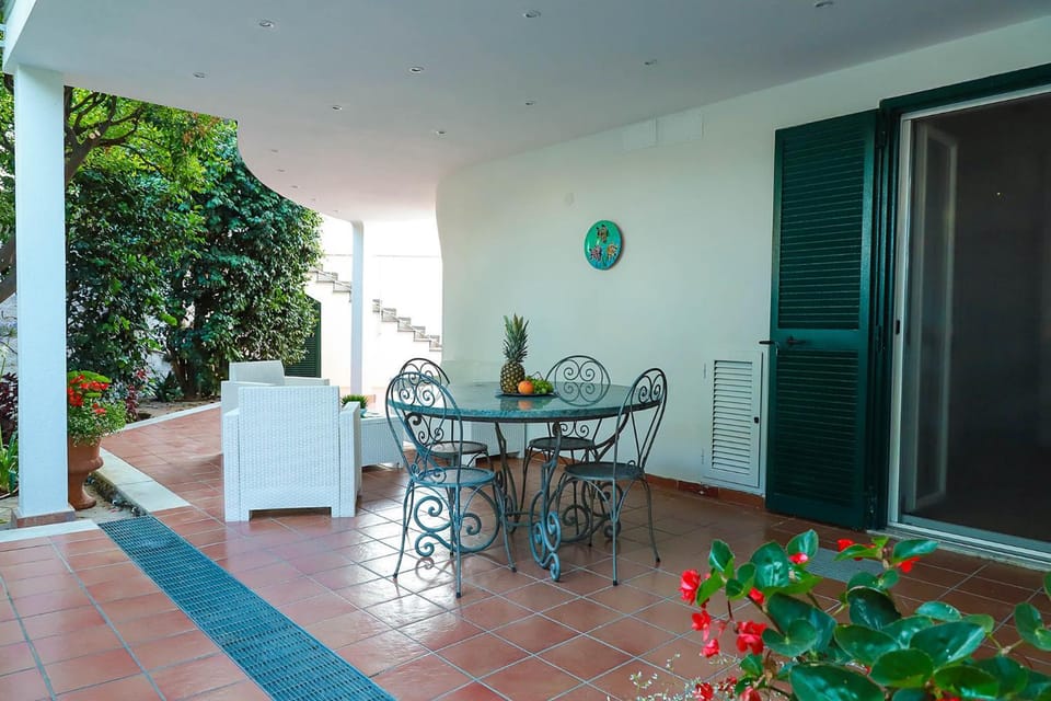 Day, View (from property/room), Living room, Seating area, Dining area