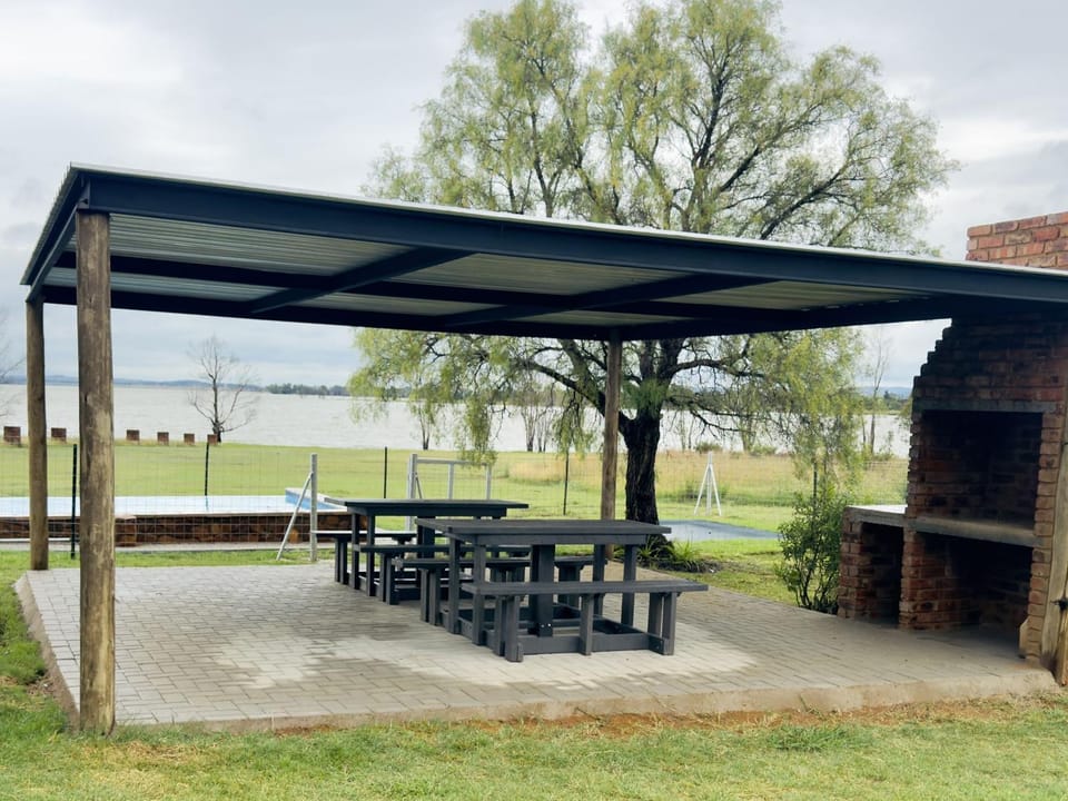 BBQ facilities, Dining area, Lake view