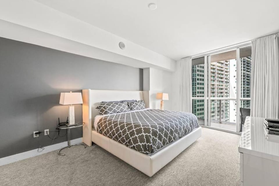 Gorgeous Unit At The W Building Priceless Location Apartment in Brickell