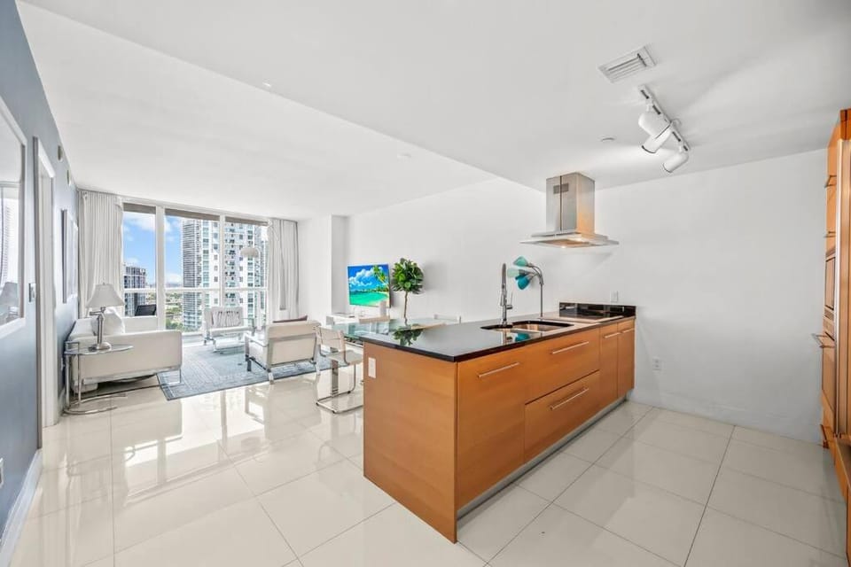 Gorgeous Unit At The W Building Priceless Location Apartment in Brickell