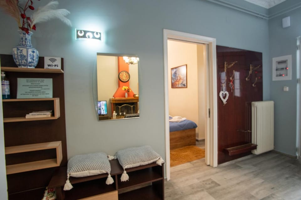 Photo of the whole room, Decorative detail