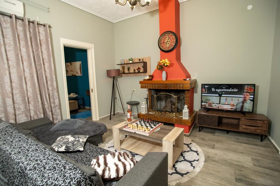TV and multimedia, Living room, Decorative detail, Seating area, fireplace