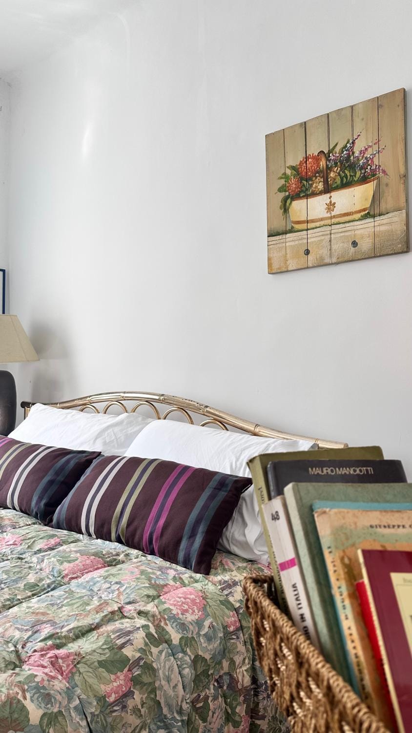Bed, Photo of the whole room, Decorative detail, Bedroom