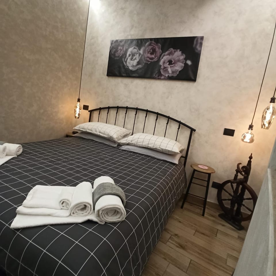 Photo of the whole room, Bedroom, towels