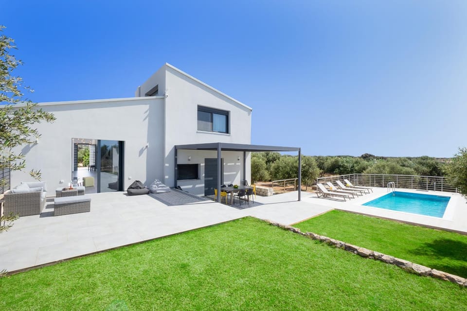 Property building, Balcony/Terrace, Swimming pool