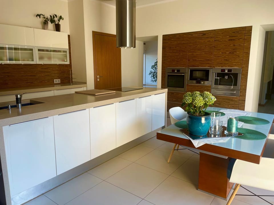 Kitchen or kitchenette, Dining area, Communal kitchen