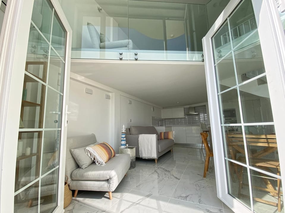 Living room, Photo of the whole room
