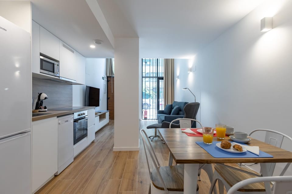 Kitchen or kitchenette, Dining area