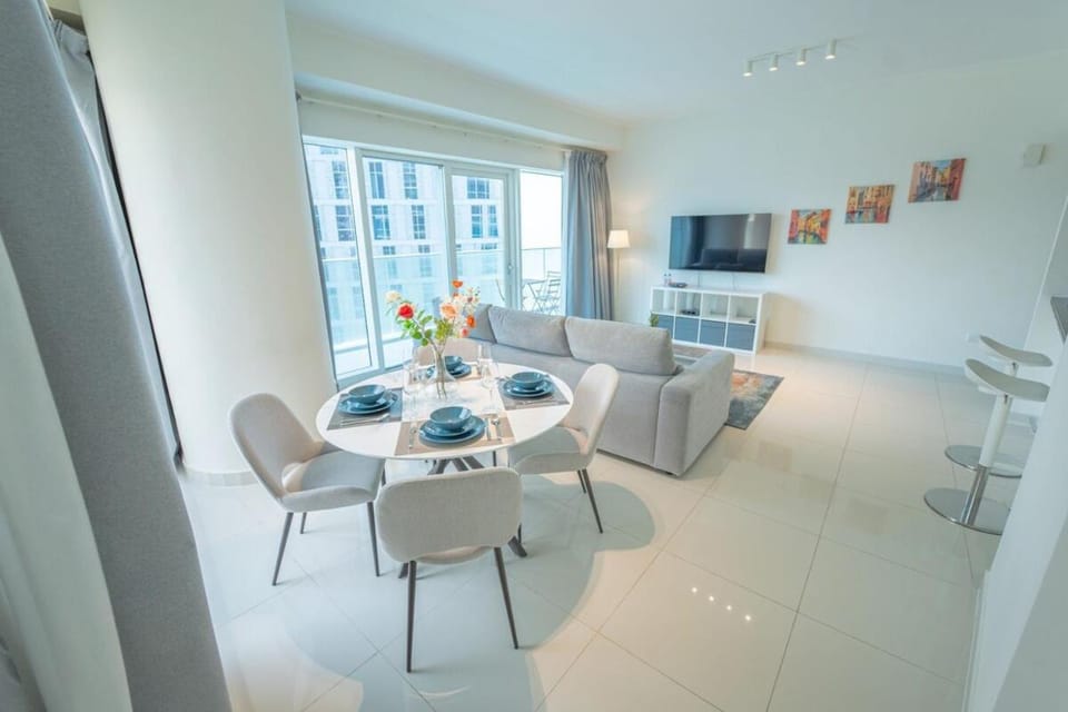 AWS Holiday Homes - Unique Views at Damac Heights Apartment in Dubai