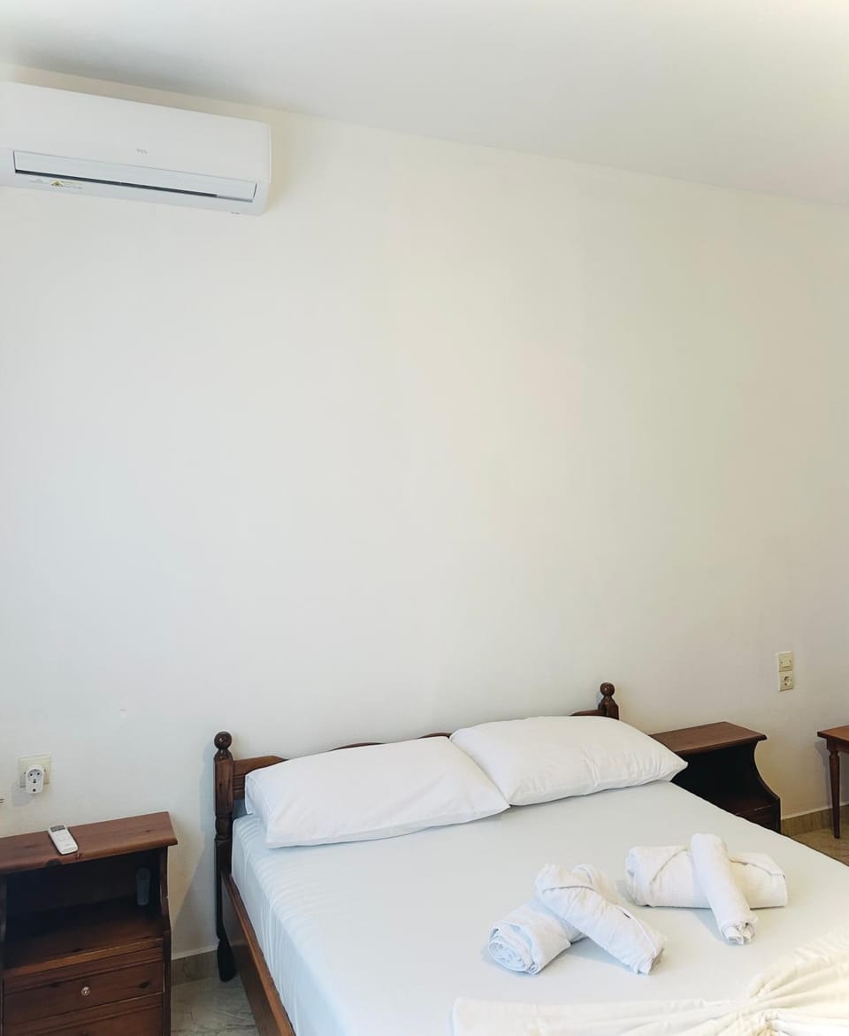 Bed, Photo of the whole room, Bedroom, towels, air conditioner